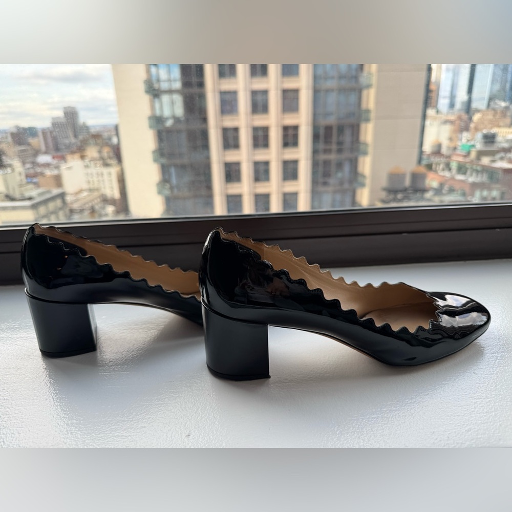 Chloe black scalloped pumps in patent leather